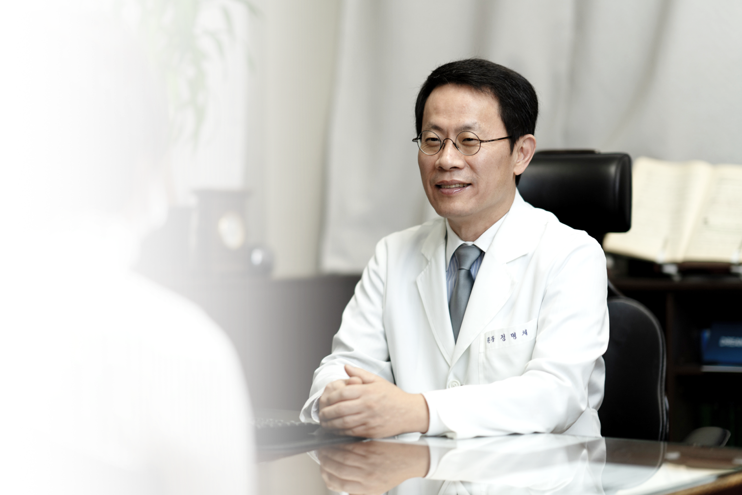 진료실에서 상담 중인 정명채 경희명한의원 원장
